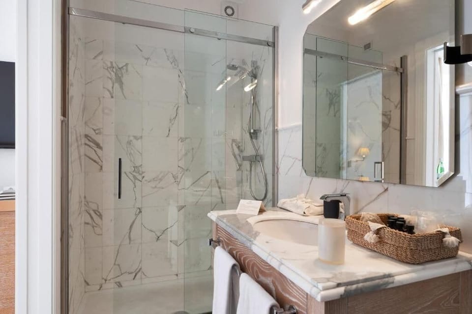 Deluxe Room (Fashion) | Bathroom | Free toiletries, hair dryer, bathrobes, slippers