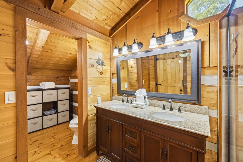 Mountain Grace Lake Retreat Cabin in Douglas Lake