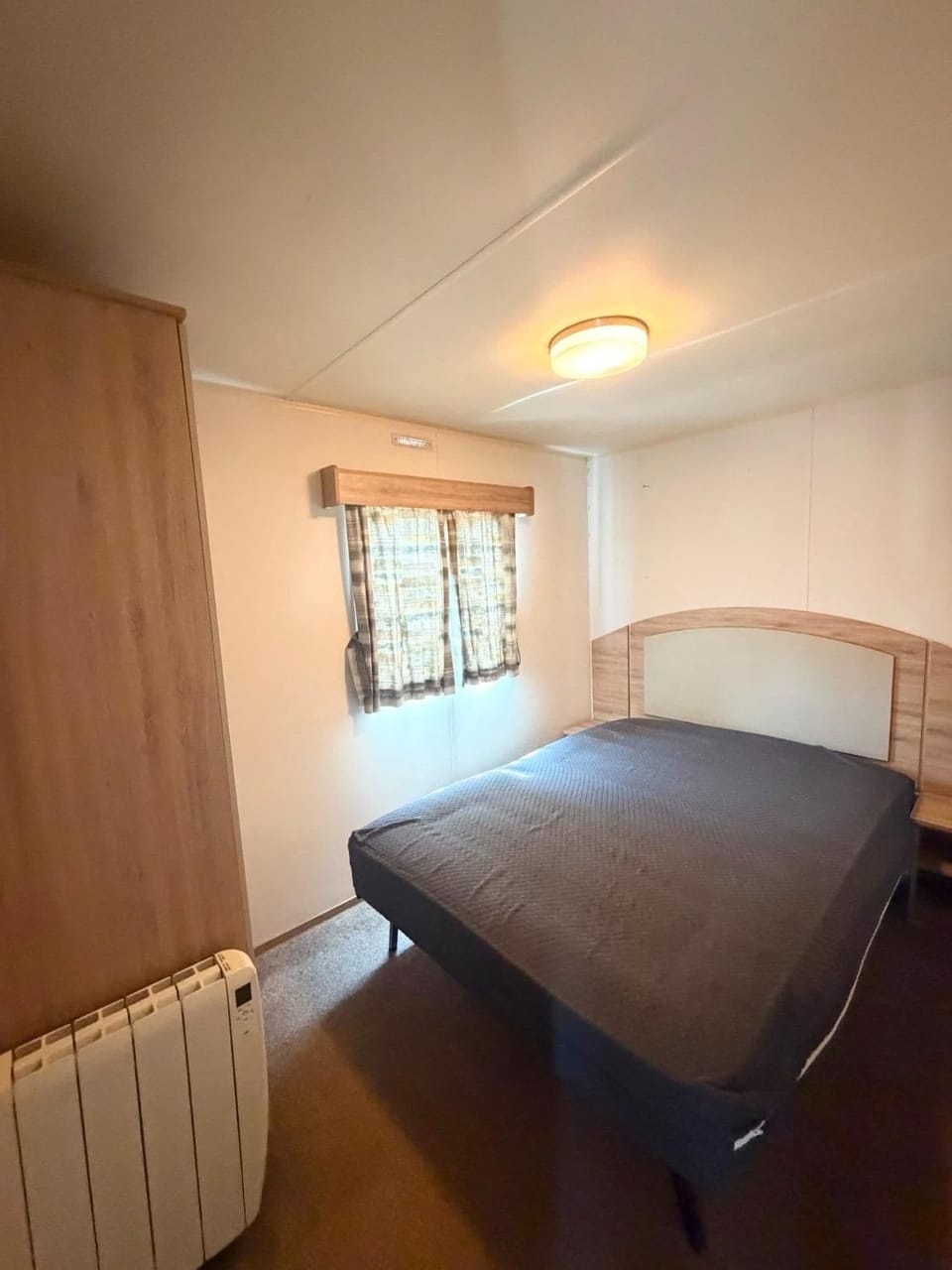 Cabin - Sleeps 8 - Hot Tub - Garden - Lake Side Cabin in Tattershall