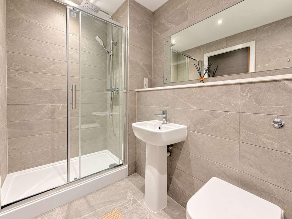 Luxury 2BR 2 Bath Gym City Centre Sleeps 4 Apartment in Salford