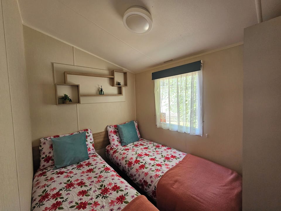 Cabin Sleeps 4 to 6 With Parking Cabin in East Dorset District