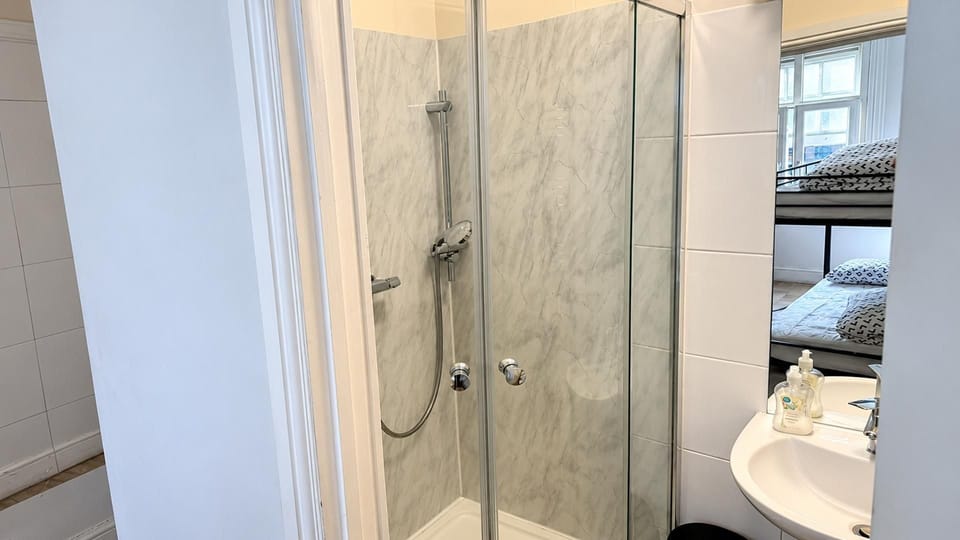 Ensuite Studio, Sleeps 4 With Wifi House in London