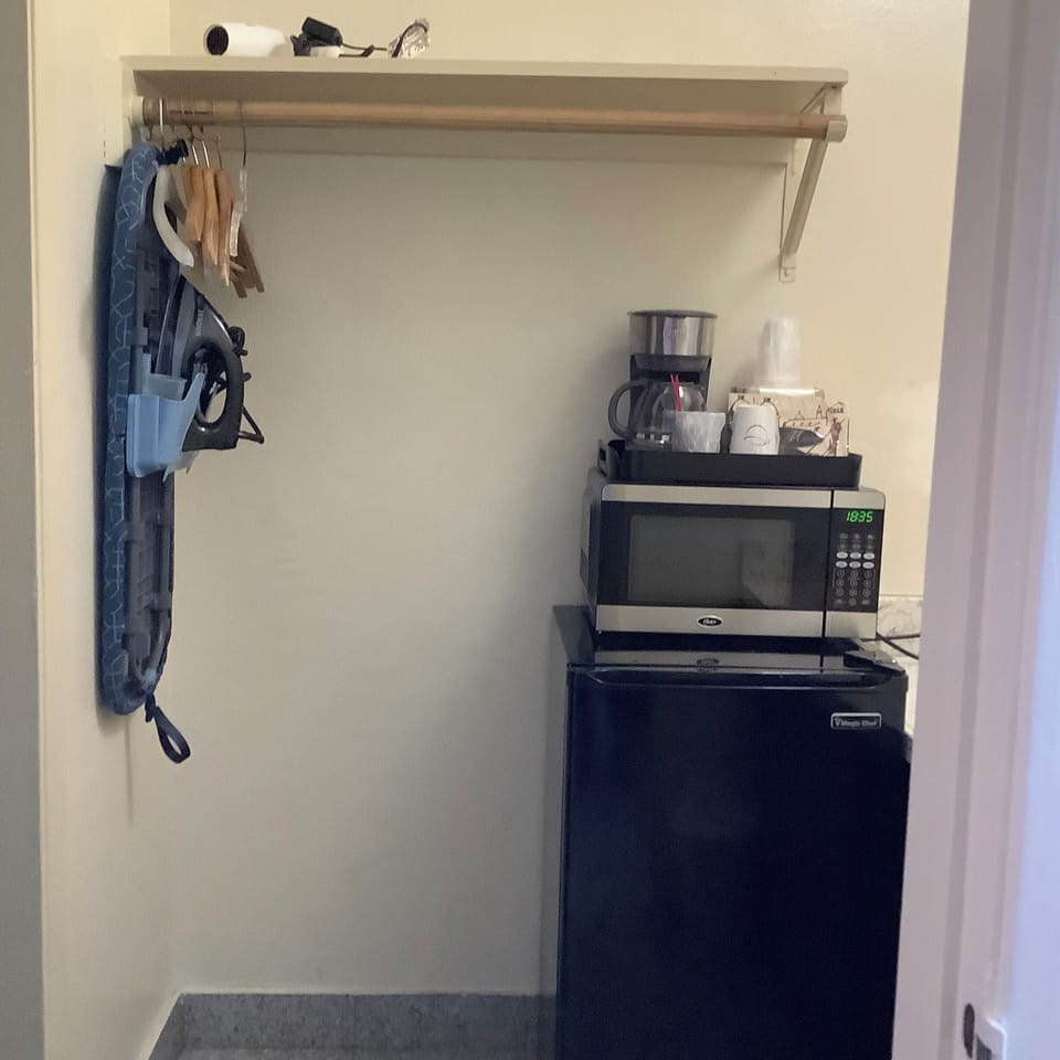 Combined shower/tub, free toiletries, hair dryer, towels