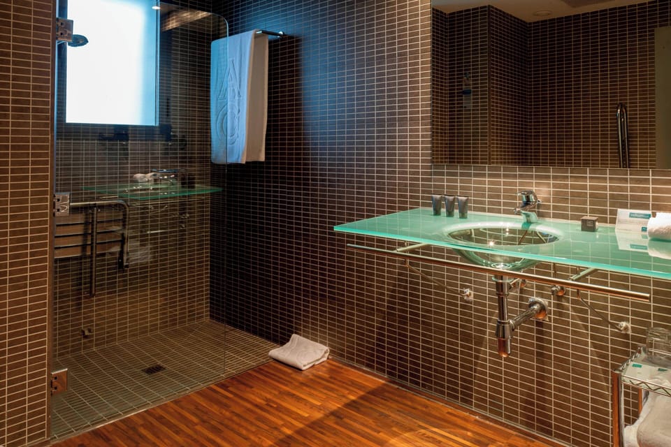 Standard Room, 1 Queen Bed | Bathroom | Combined shower/tub, free toiletries, hair dryer, bidet