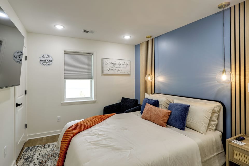 Bedroom | Queen Bed | Smart TV