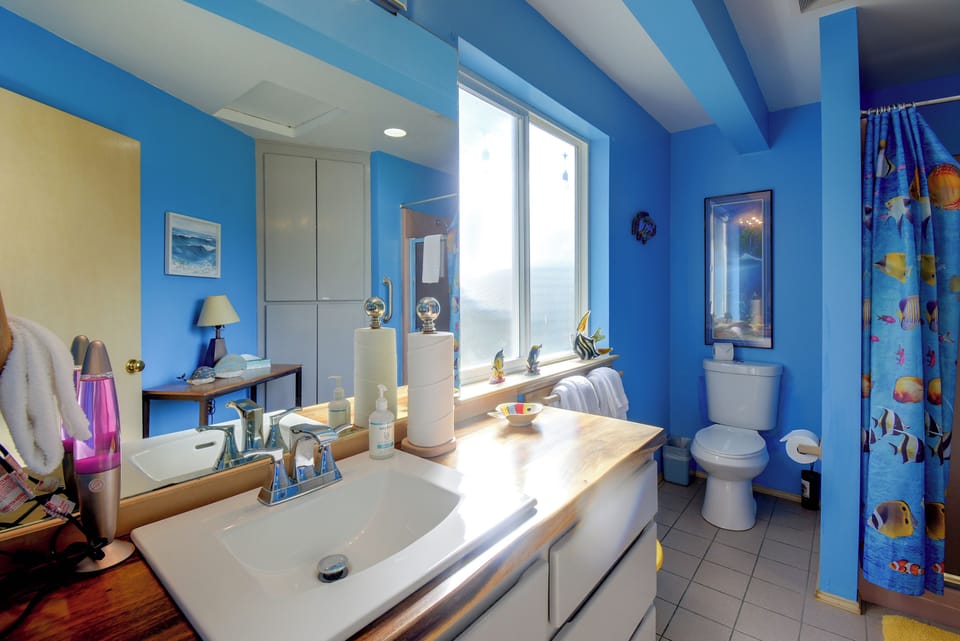 4-unit Group Retreat! 2 Hot Tubs & Walk to Beach Cottage in Hansville