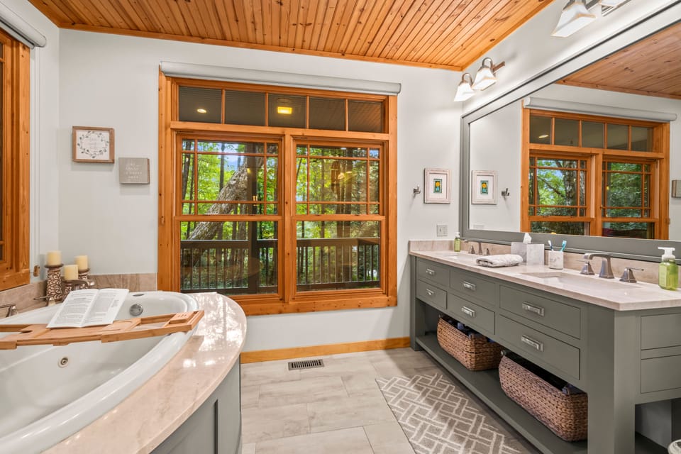 Primary Ensuite, Main Level