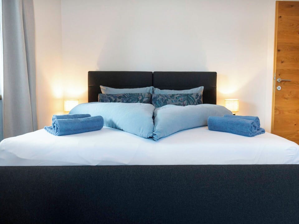 Bed, Bedroom, Bedding, Furniture, Bed Sheet, Linens, Interior Design, Textile, Throw Pillow, Cushion