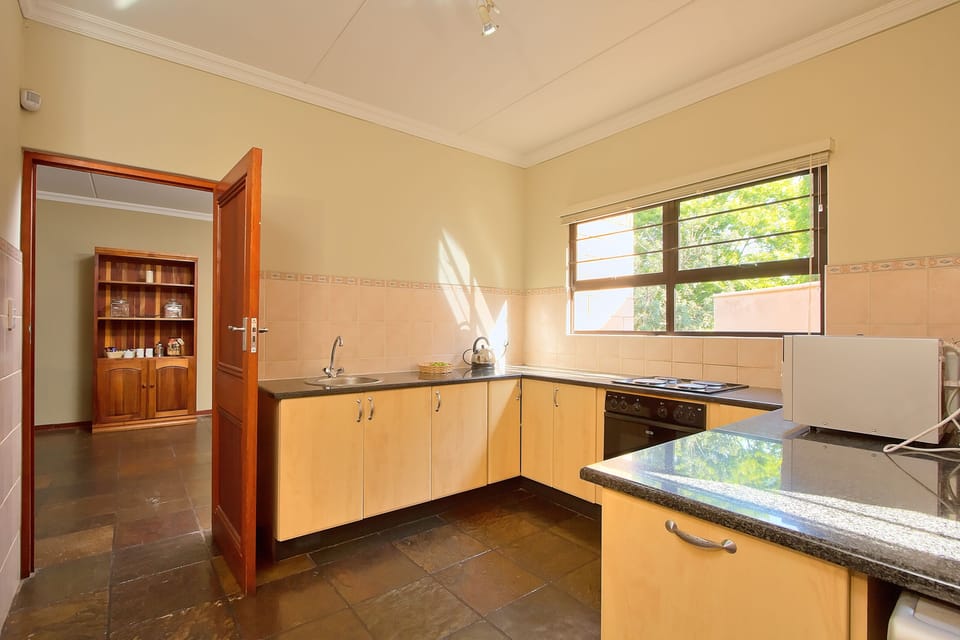Executive Apartment, 3 Bedrooms | Private kitchen | Electric kettle
