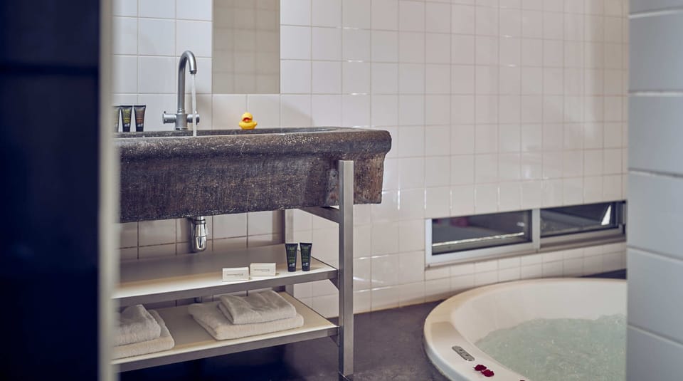 Junior Suite, 1 King Bed | Bathroom | Free toiletries, hair dryer, bathrobes, slippers