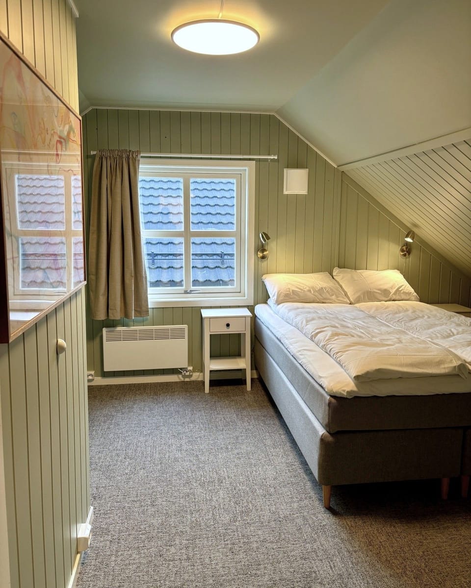 Bedroom 1 - 150 Queen size bed