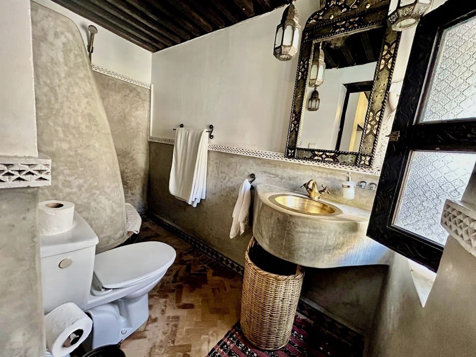 Double Room (Marrakech) | Bathroom | Free toiletries, hair dryer, bathrobes, towels