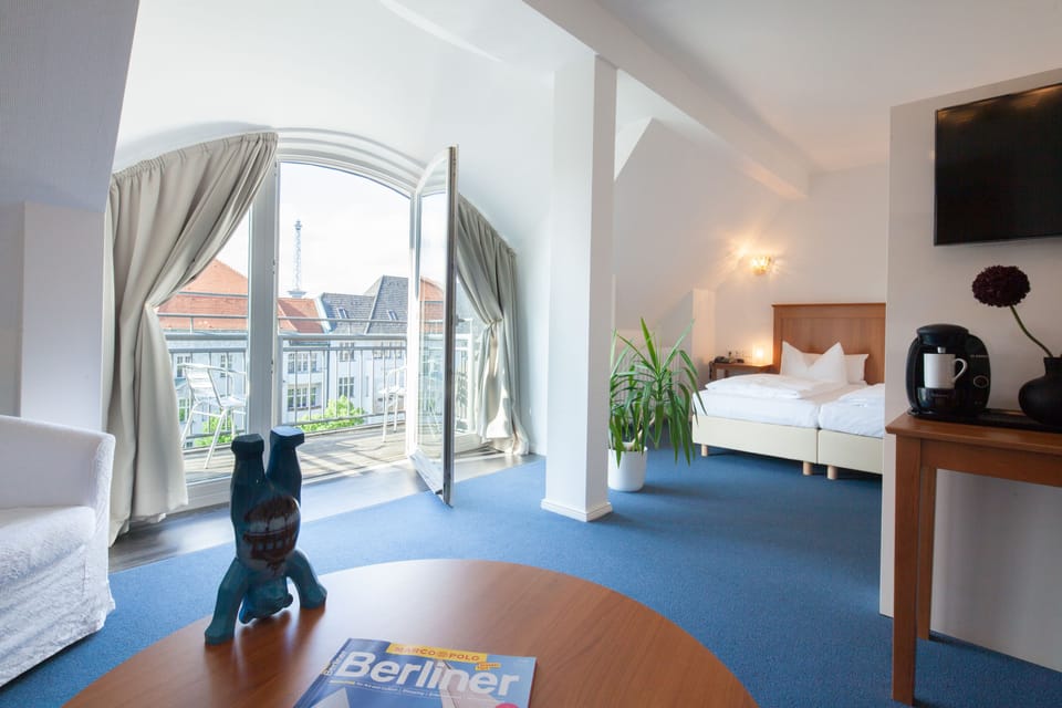 Junior Suite | Hypo-allergenic bedding, pillowtop beds, minibar, in-room safe