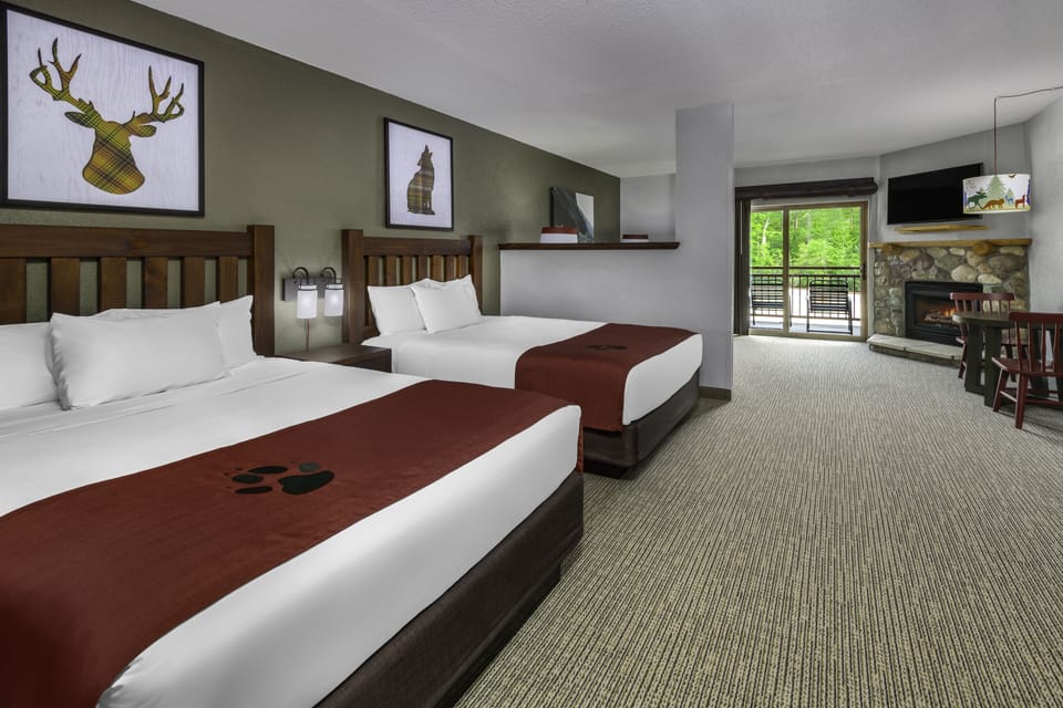 Family Fireplace - Water Park Included | In-room safe, iron/ironing board, Internet, bed sheets