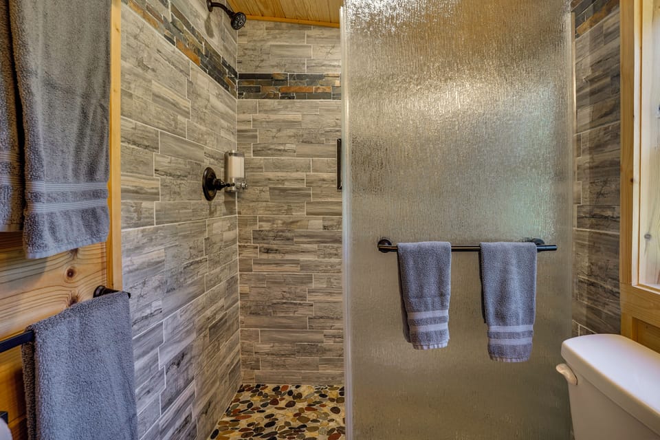 Hot Tub, Bar & Fire Pit! Bowdon Farm Cabin Cottage in Georgia