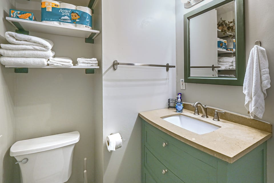 Modern 1br: Queen Bed, Coffee Bar & Walkin Shower Apartment in Parkersburg