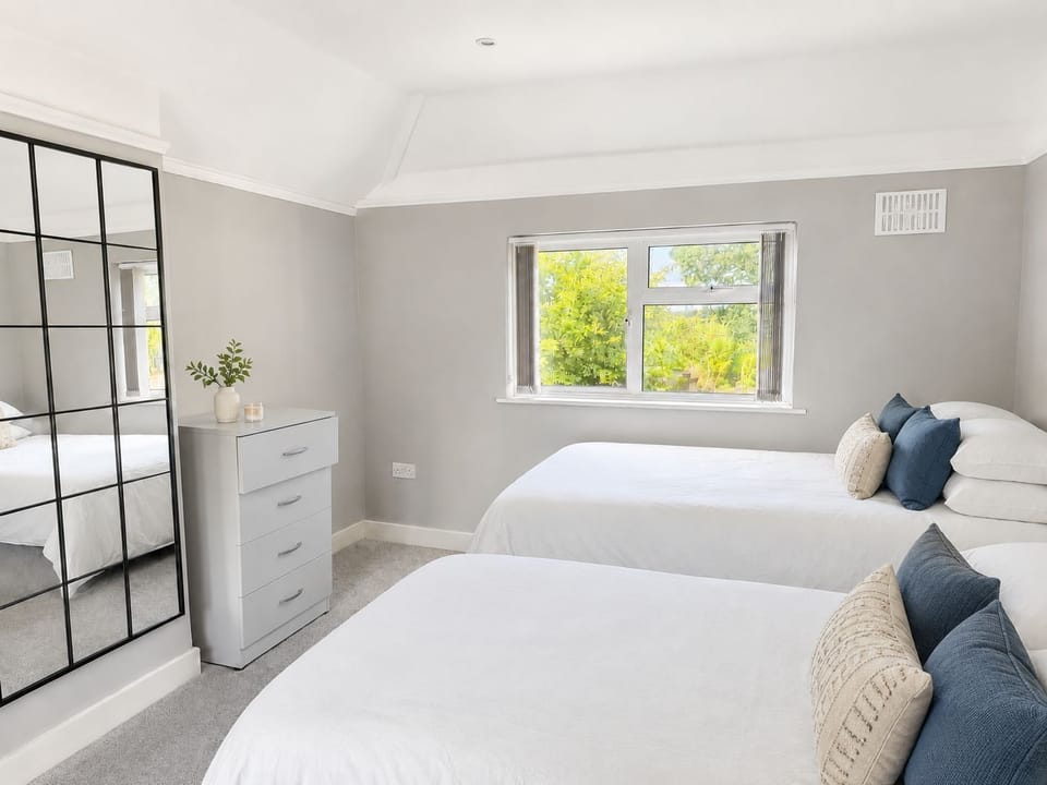 Modern 2-bed House With Garden Quiet Street, Easy London & Watford Access House in Watford
