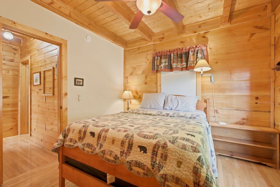 Main Floor queen bedroom
