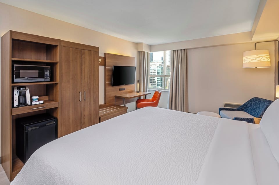Standard Room, 1 King Bed | In-room safe, desk, laptop workspace, blackout drapes