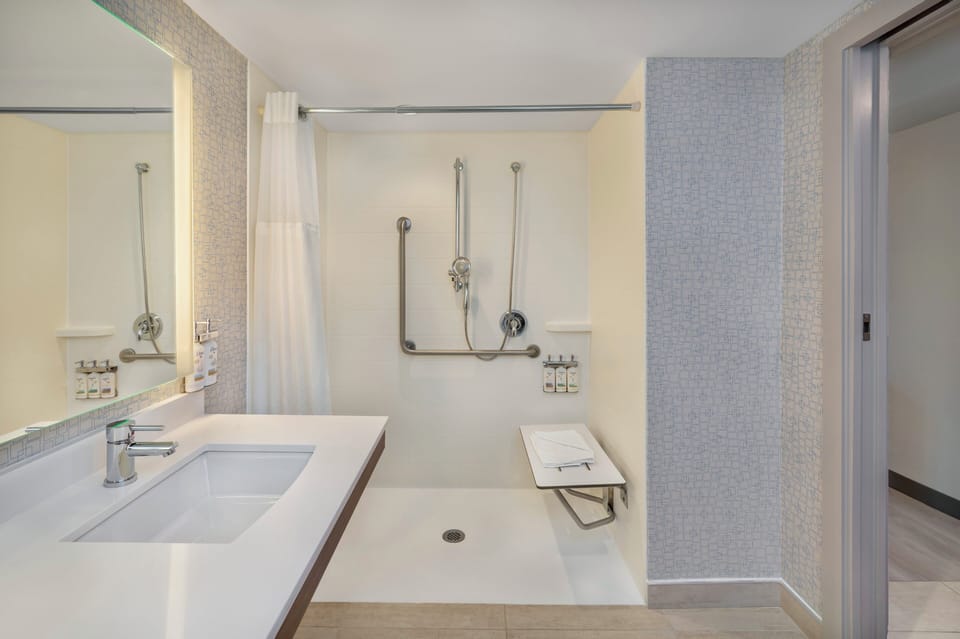 Standard Room, 1 King Bed, Hearing Accessible (Roll-In Shower) | In-room safe, desk, laptop workspace, blackout drapes