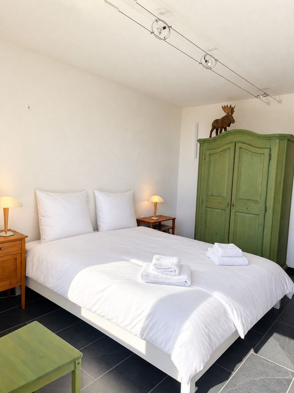 Bedroom with a double bed and access to the balcony