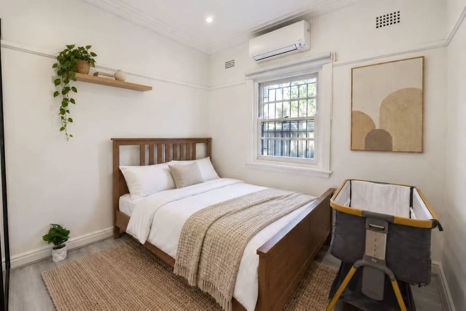 bedroom with queen size bed