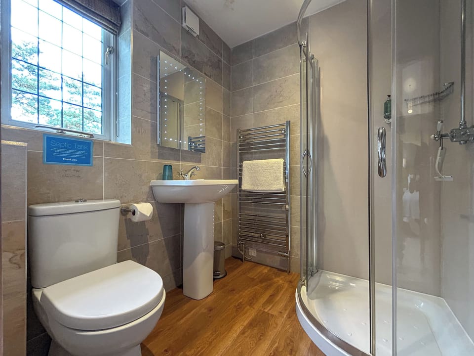 Shower room | Lady Bluebell - Sandford Country Cottages, St Andrews