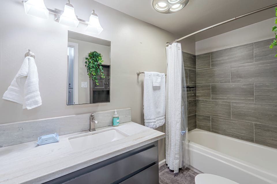 Full Bathroom | Towels & Linens Provided