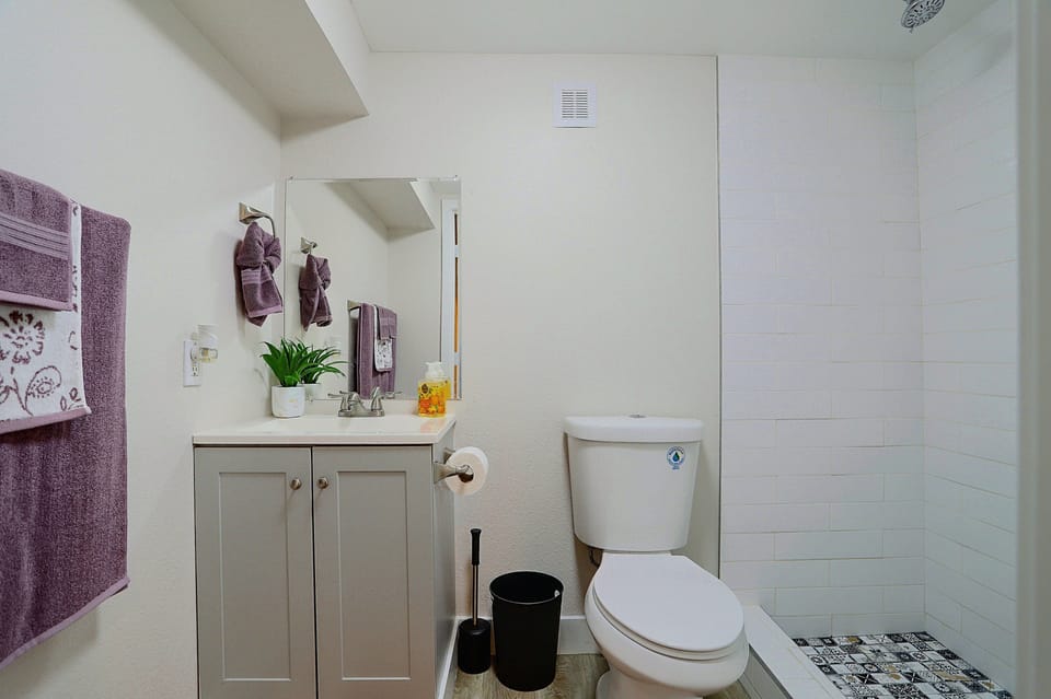 Half-acre Yard, Modern Interior! Aurora Home Cottage in Aurora