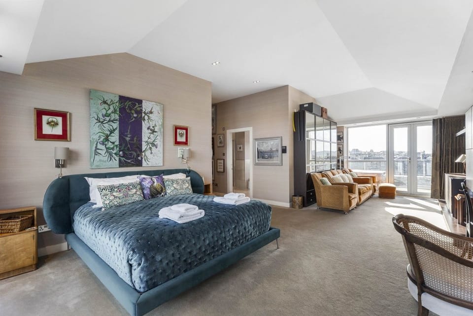 Spacious principal bedroom with seating area