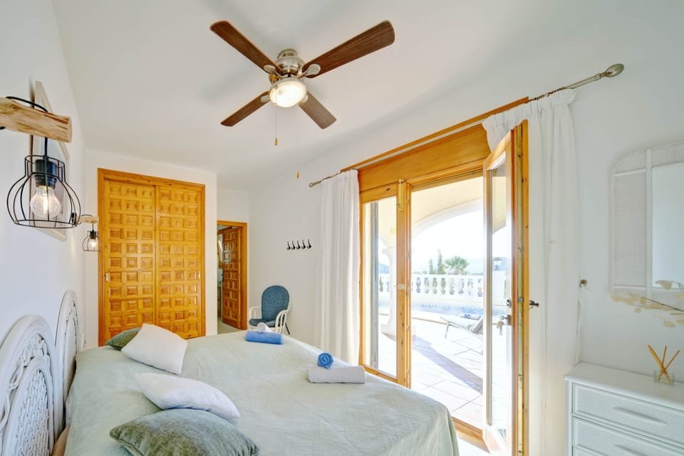 Bedroom with a double bed and air conditioning at Casa La Calma