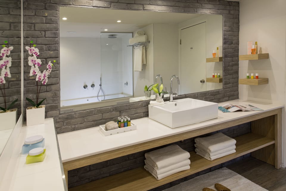 Superior Suite | Bathroom | Shower, free toiletries, hair dryer, towels