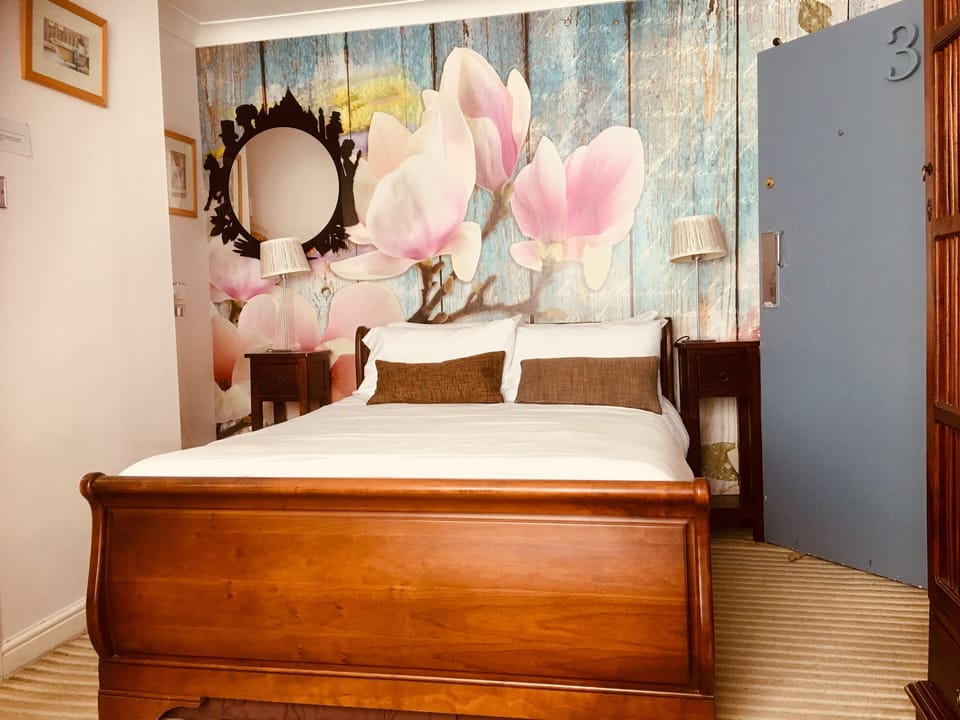 Minibar, free WiFi, bed sheets, alarm clocks