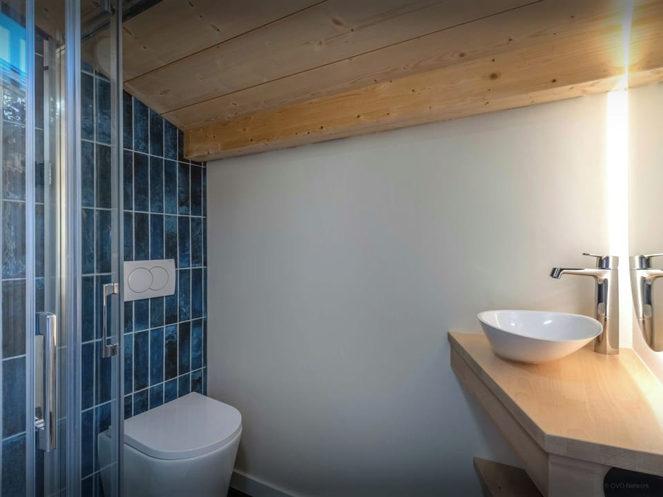 Shower room - Bedroom 1
