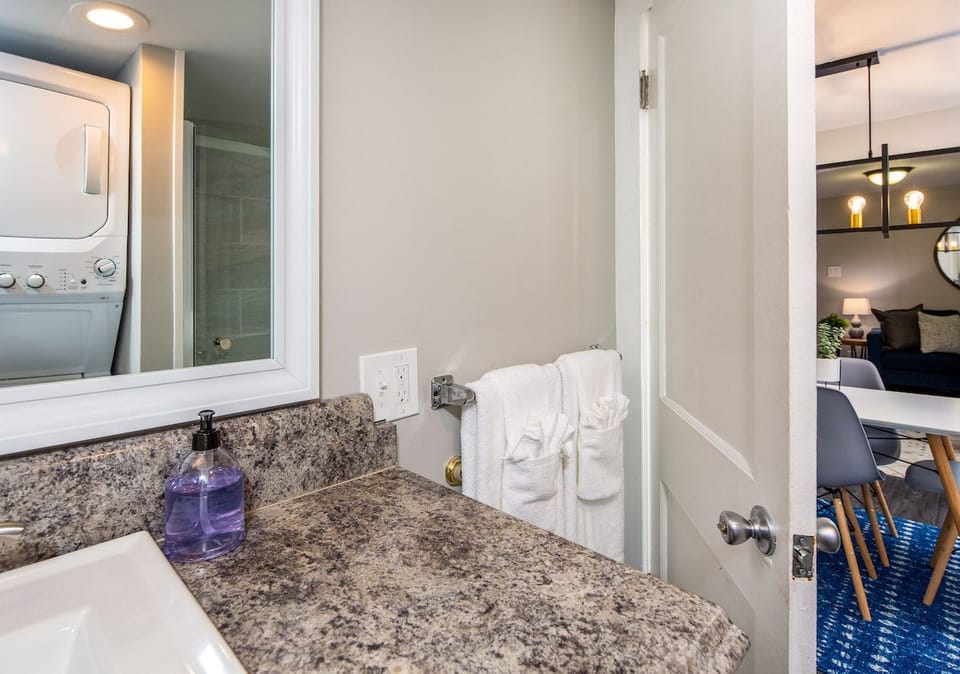 Bathroom area always stocked with fresh towels. 
