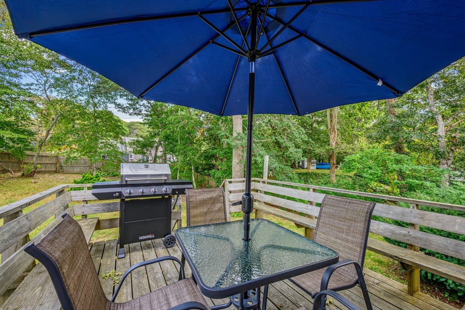 Deck with outdoor dining area and grill