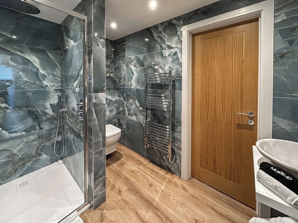 Shower room | Merlyn Barn - Springwood Cottages, Holmesfield