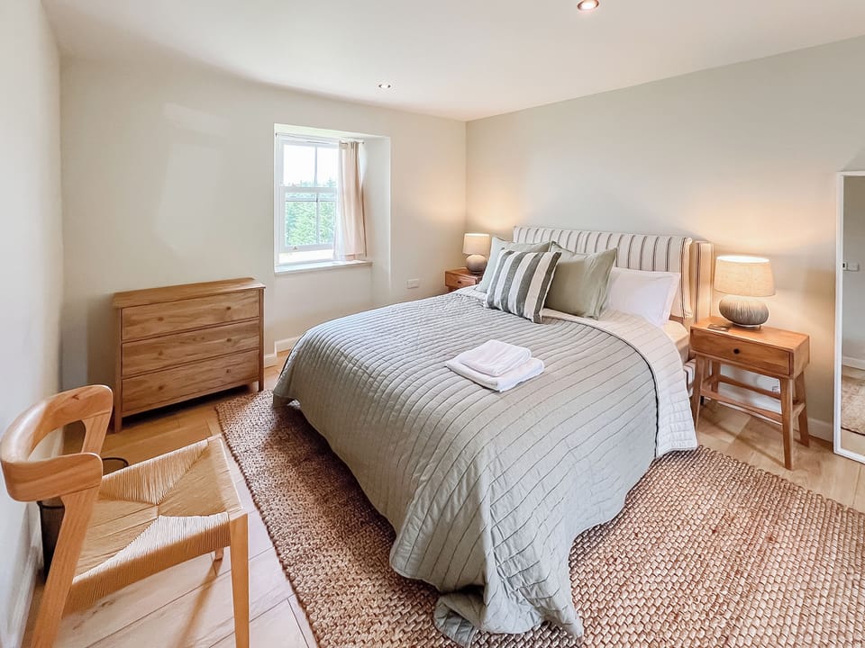 Downstairs master king size bedroom | Fairlieward Cottage, Fairlie