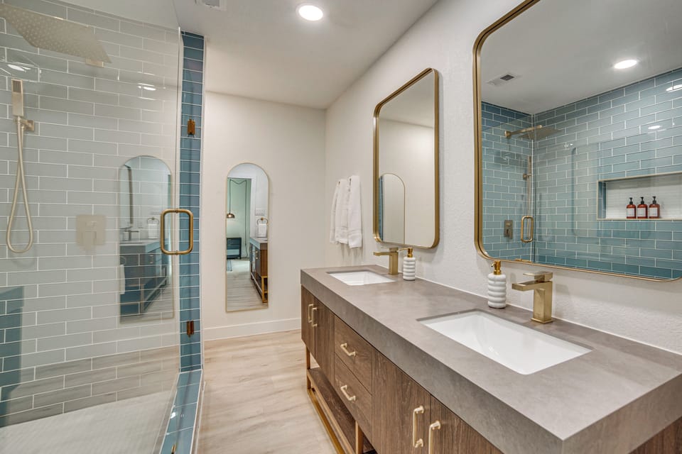 Full Bathroom | Towels & Linens Provided