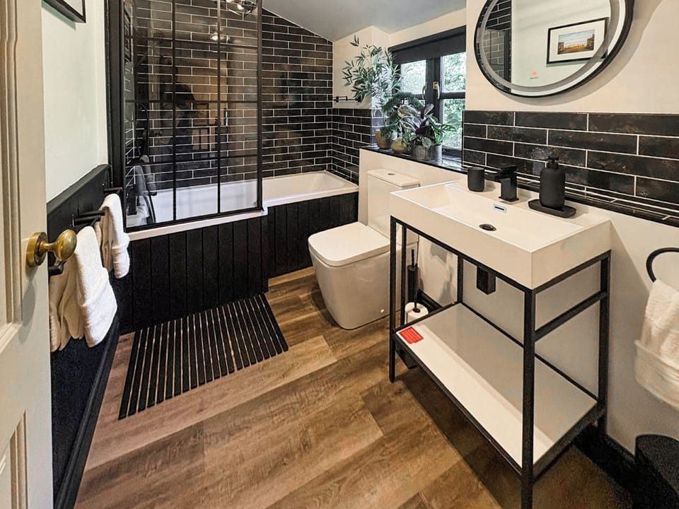 Bathroom | Glandwr Lodge, Barmouth