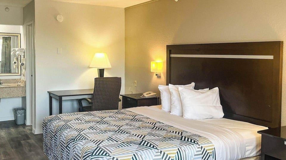 Iron/ironing board, free WiFi, bed sheets