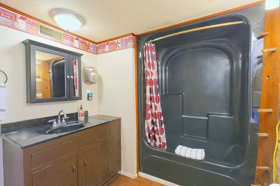 Hot Tub & River Views! Elizabeth Cabin on 10 Acres Cottage in West Virginia