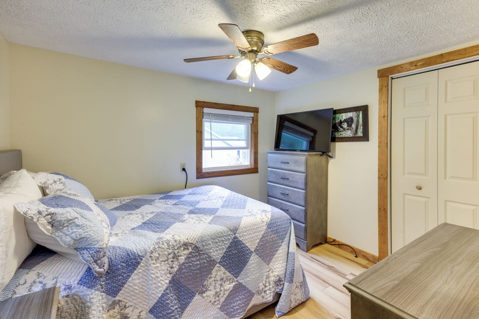 Fish the Right Fork River: Tallmansville Home Cottage in Shenandoah Valley