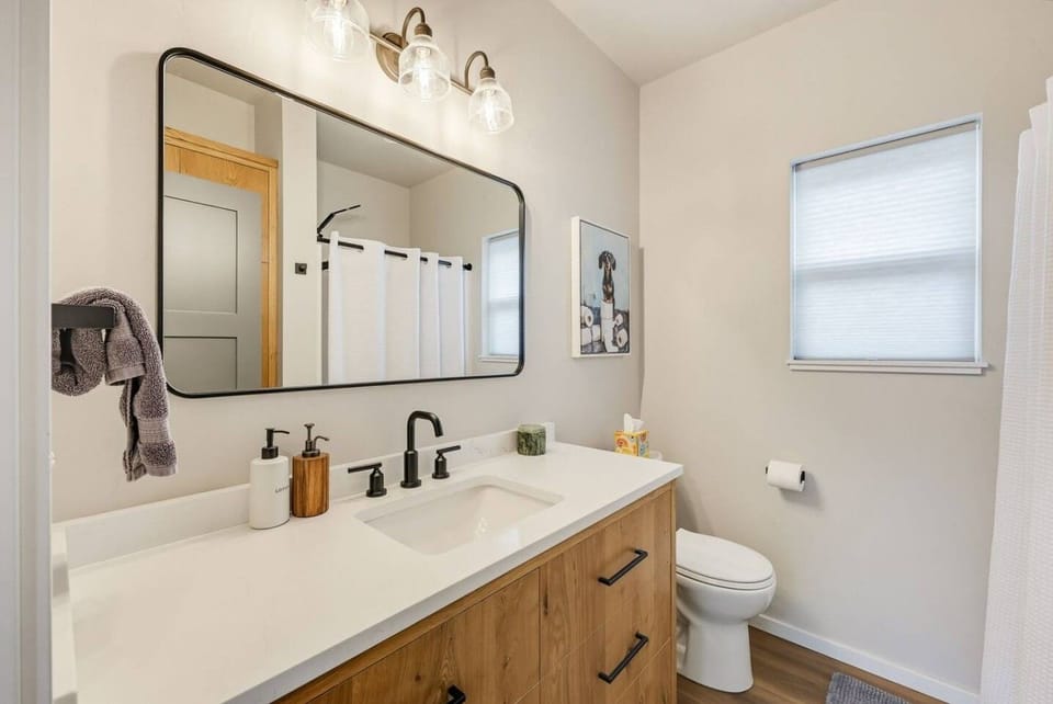 Spacious, modern bathroom