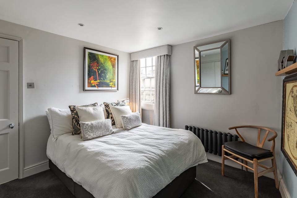 Central Townhouse With Walled Garden Parking Apartment in Bath