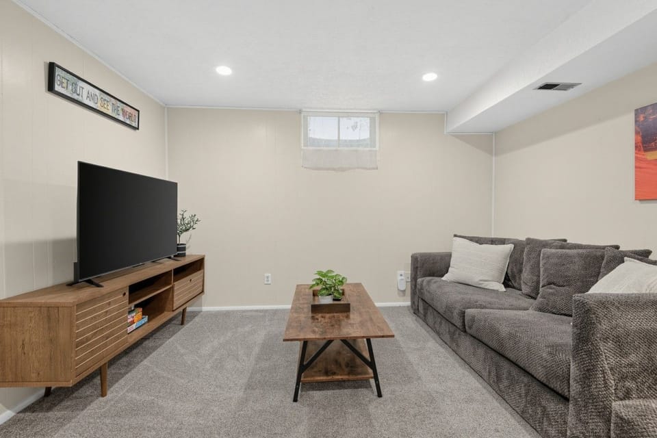 Game Room | Smart TV | Cozy Sofa