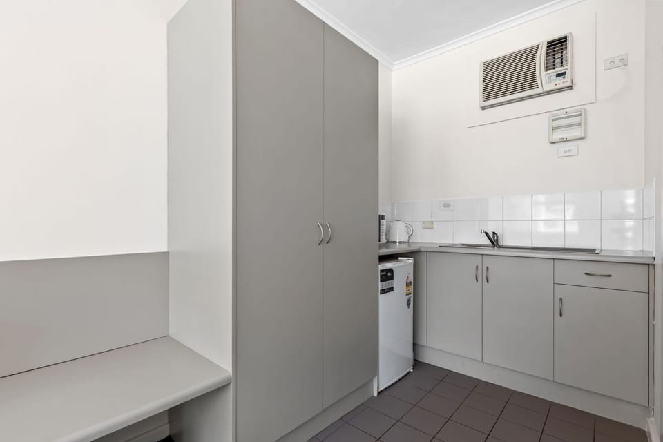 Studio | Private kitchen | Mini-fridge, microwave, electric kettle, toaster