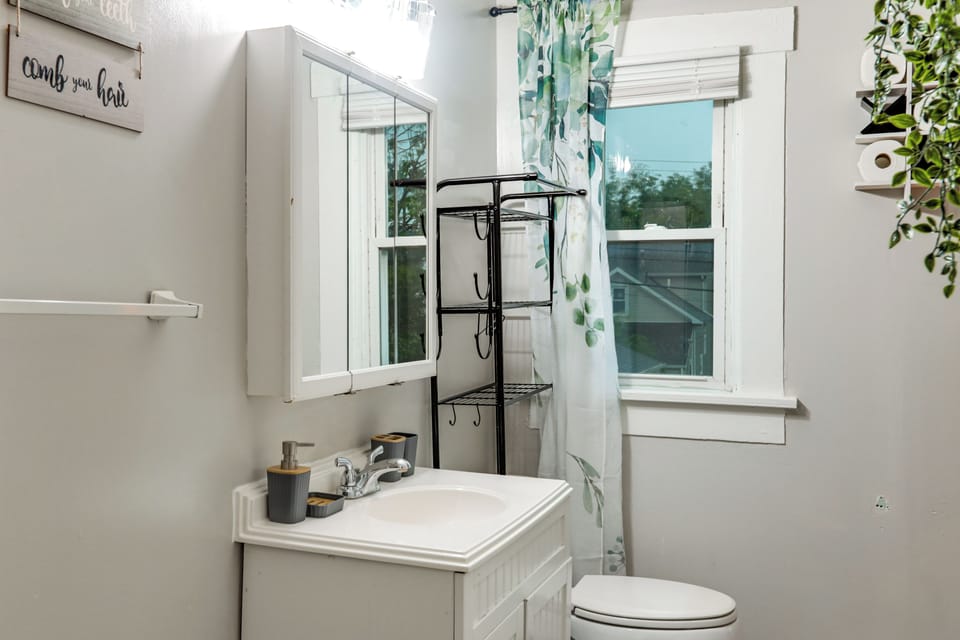 Dayton 2-unit Getaway Near UD & Oregon District Cottage in Dayton
