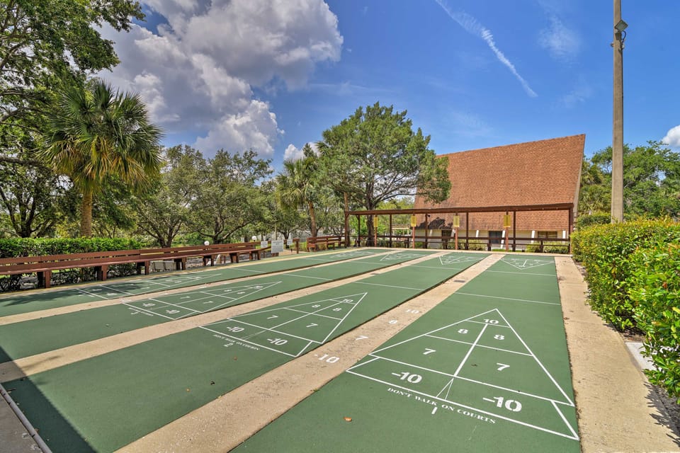 Parrot Head Paradise: Lake Access & Pickleball Cottage in Clermont