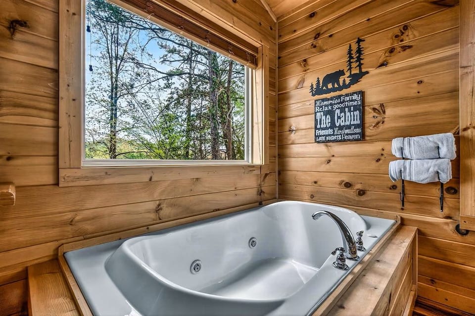 Master jacuzzi.